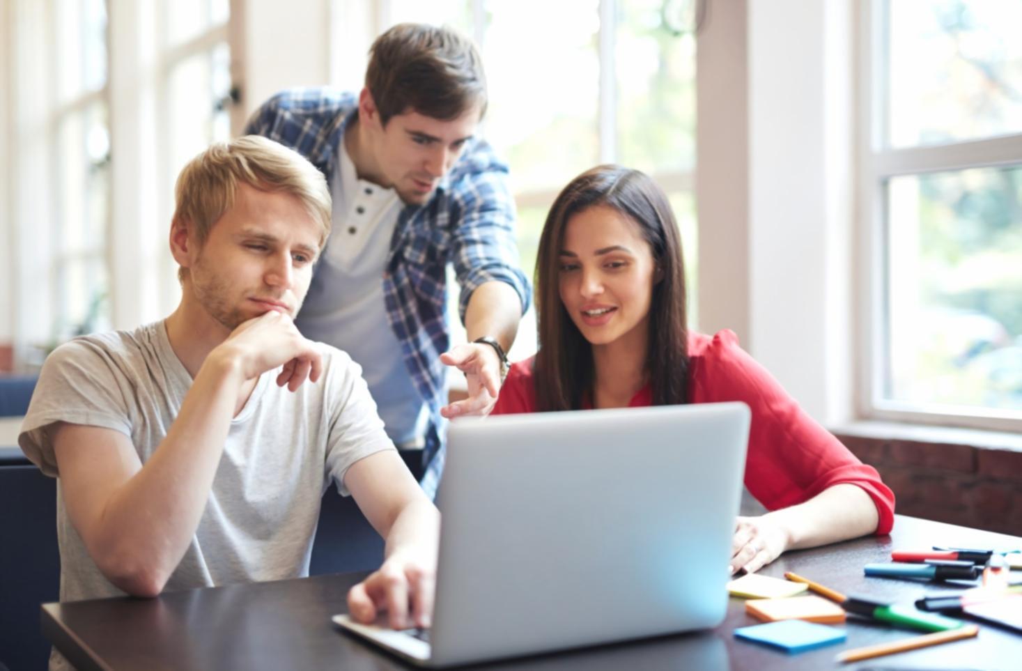 Geschäftsteam bei strategischer Partnerschaftsplanung